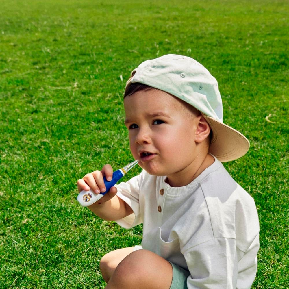 Real Madrid Escova de dentes elétrica infantil sónico | RM Toothbrush | Limpeza suave com temporizador inteligente, 2 cabeças de substituição incluídas, funciona em pilhas, sem fios, + 4 meses