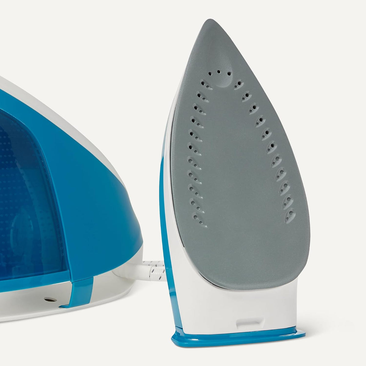 Amazon Basics Ferro com gerador de vapor com bomba de 6 bares, impulso de vapor de 240 g/min, saída de vapor de 120 g/min, depósito de 1,8 litros, 2400 W, branco/azul