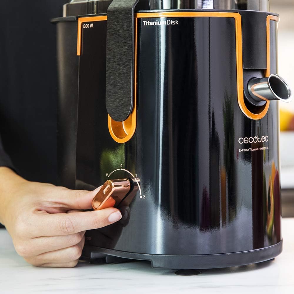Cecotec Liquidificadora orbital Extreme Titanium 19000 XXL para frutas e legumes. 19000 RPM, 1300 W, canal de entrada XXL (75 mm), disco de revestimento de titânio, 2 velocidades e livre de BPA