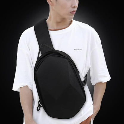Mala de ombro para viagem, unissexo, que pode ser utilizada como mala transversal ou mochila de uma alça. Fabricada com estrutura rígida em EVA, resistente à água, com design moderno e prático.