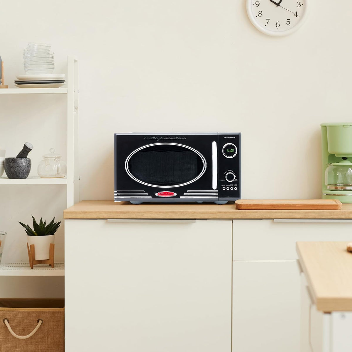 Nostalgia Microondas retro de bancada - grande potência de 800 watts - 25 litros - 12 programas de cozedura pré-estabelecidos - relógio digital - utensílios de cozinha - preto