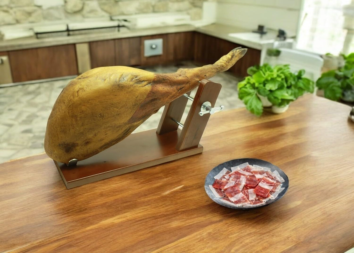 Jamonero modelo de reserva, suporte para presunto e palhetas fixo feito em madeira de pinho cor nogueira, antiderrapante