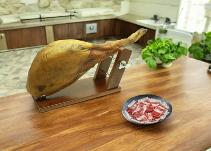 Jamonero modelo de reserva, suporte para presunto e palhetas fixo feito em madeira de pinho cor nogueira, antiderrapante