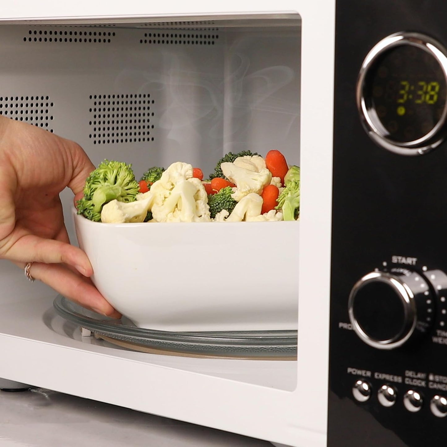 Nostalgia Microondas retro de bancada - grande potência de 800 watts - 25 litros - 12 programas de cozedura pré-estabelecidos - relógio digital - utensílios de cozinha - preto