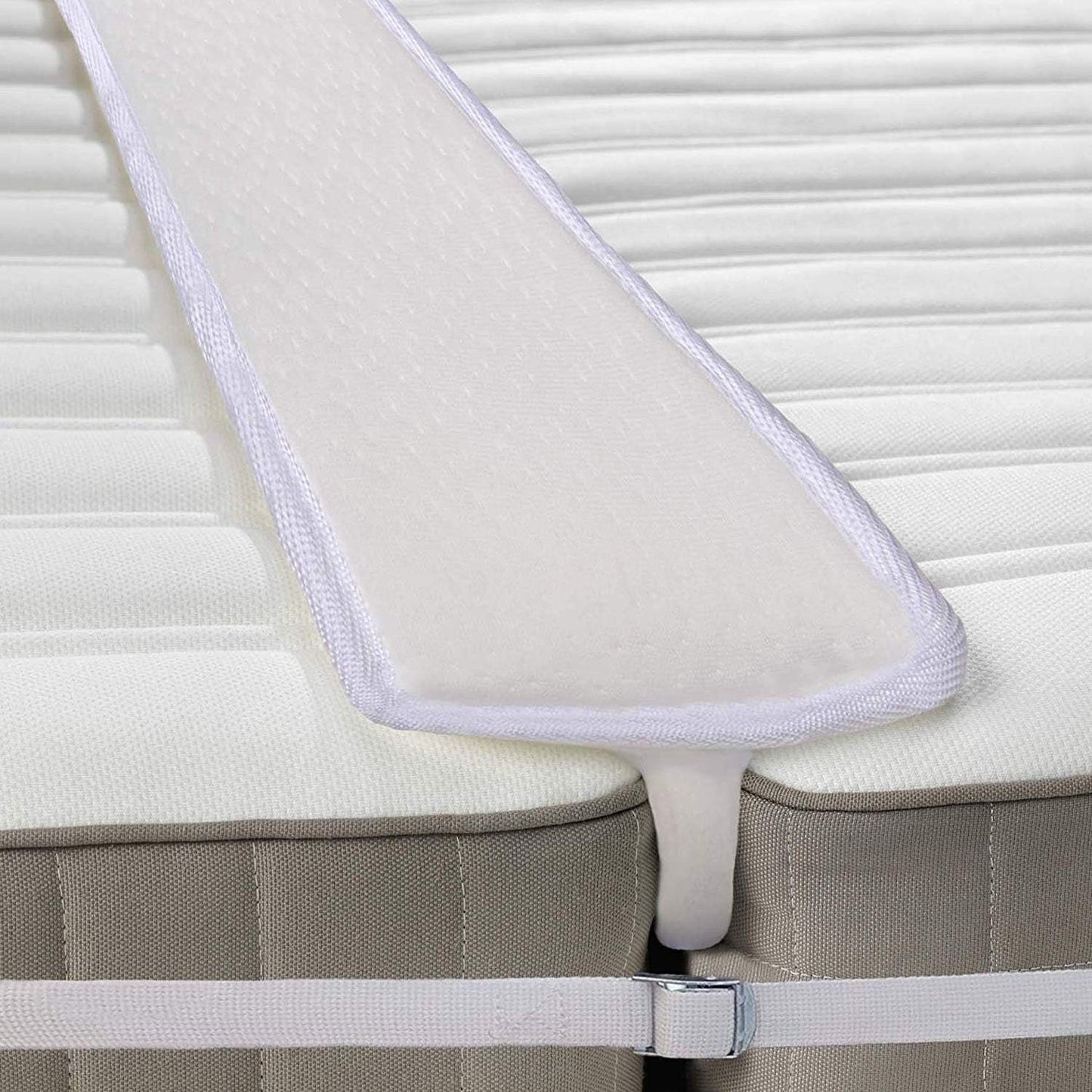 Conector de colchão Qucover Bed Bridge Pad, conversor de tamanho duplo para king size - enchimento instantâneo de espuma hipoalergênica para espaços entre camas, 74 x 5 x 3 polegadas + cinto fixo de 33 pés para hóspedes que ficam em reuniões familiares