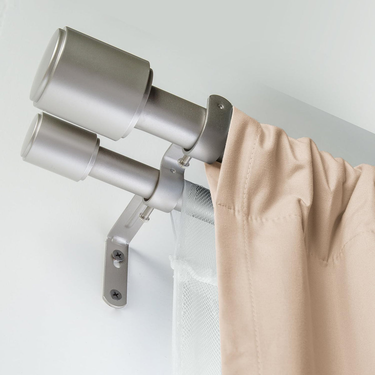 Amazon Basics Barra de cortina dupla extensível com remates de capuz, diâmetro de 19 mm, de 183 a 366 cm, cor níquel