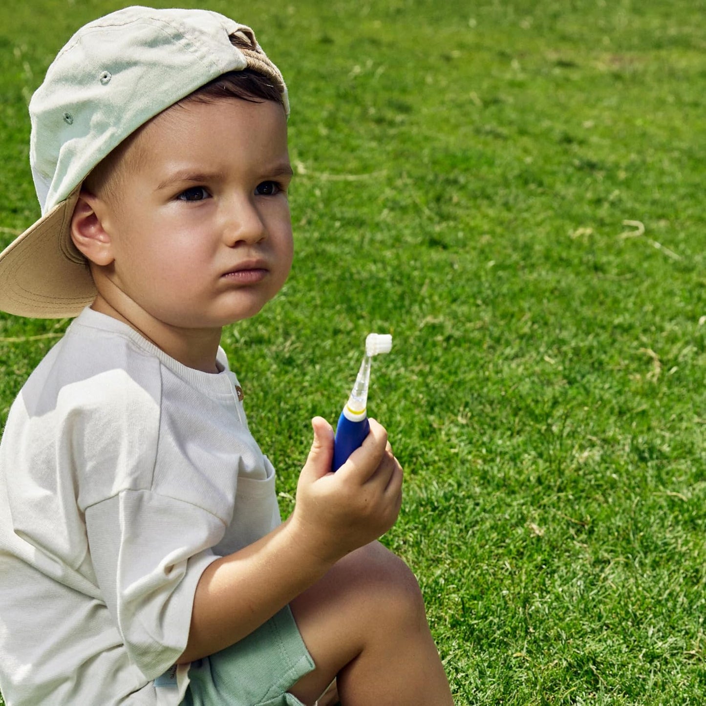 Real Madrid Escova de dentes elétrica infantil sónico | RM Toothbrush | Limpeza suave com temporizador inteligente, 2 cabeças de substituição incluídas, funciona em pilhas, sem fios, + 4 meses